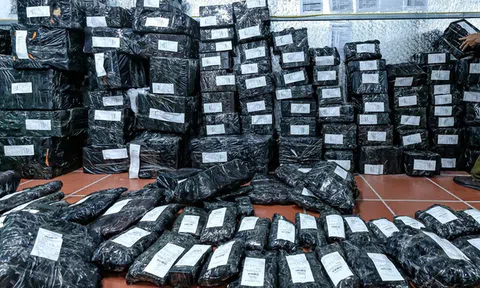 Bên trong kho hàng lậu “khủng" bán qua Facebook thu về chục tỷ đồng/tháng