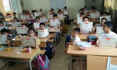 Hình ảnh gây tranh cãi nhất năm: Học sinh lạc lõng trong lớp vì không được giấy khen và tâm thư của một thầy giáo