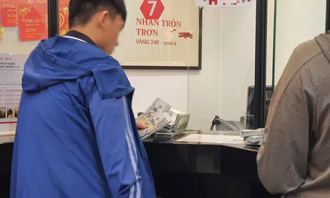 Xách bao tiền đi mua vàng, cửa hàng xin nợ vàng vì bị khách “vét” sạch