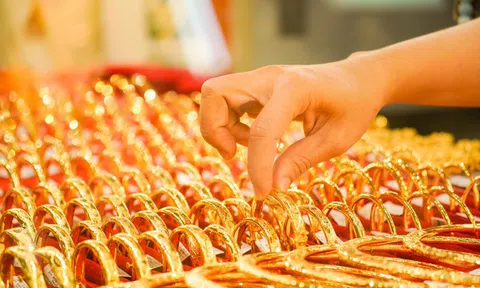 Có 2 tỷ đồng nên mua vàng hay đất lúc này?