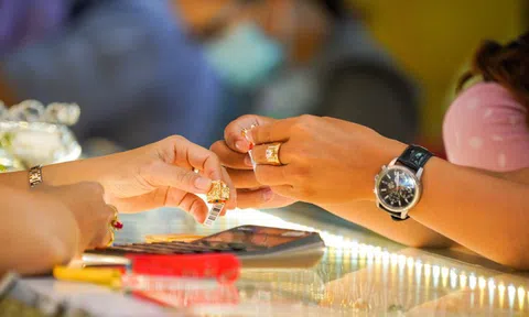 Vàng bị chốt lời, người mua trong nước lỗ 2,6 triệu sau một đêm