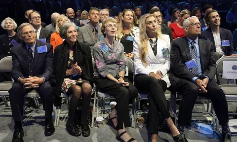 Mặc COVID-19, các gia tộc giàu nhất thế giới vẫn cứ... giàu thêm