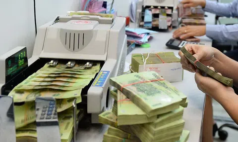 Khách đến ngân hàng bị 'chào mời', thậm chí 'ép' mua bảo hiểm?