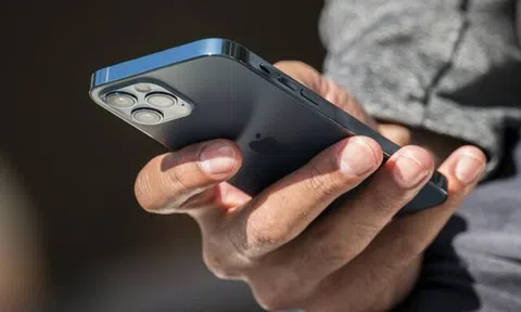 Giá iPhone 12 xách tay giảm đến 6 triệu đồng, thị trường ảm đạm