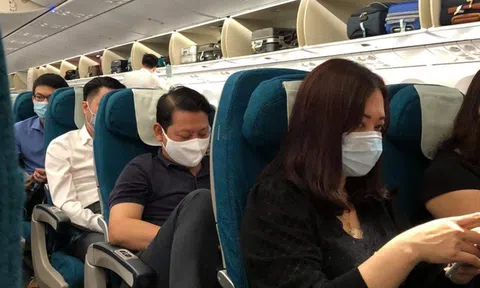 Khách nam bất ngờ châm lửa đốt khăn, máy bay dừng cất cánh khẩn cấp