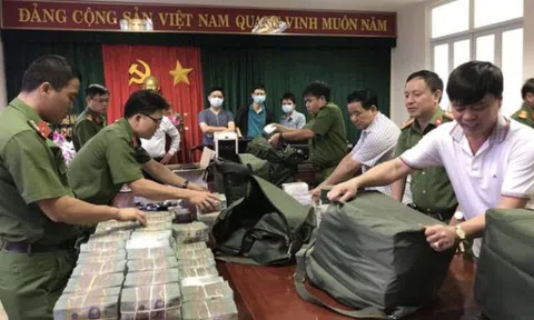 Thu giữ 100 tỉ tiền mặt, gần 50 sổ đỏ trong đường dây xăng giả cực lớn: 4 máy đếm tiền 5 tiếng mới xong