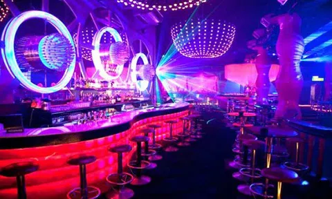 Chủ quán bar: 'Mỗi tháng tôi lại bay mất vài căn nhà'